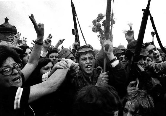 Ciudadanos y militares festejan el éxito de la sublevación, el 25 de abril de 1974 en Lisboa.