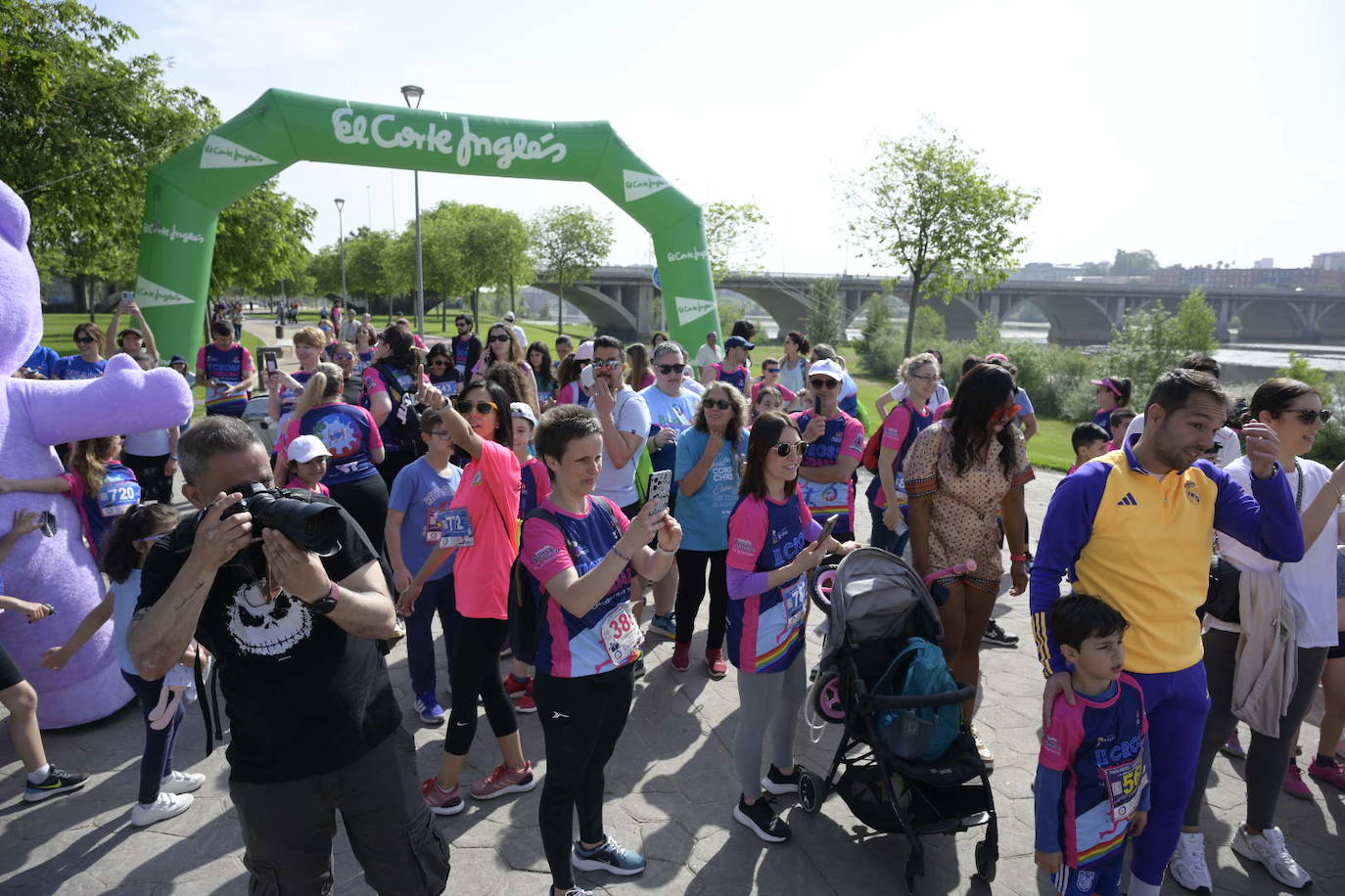 La marcha solidaria de Badajoz Inclusivo, en imágenes