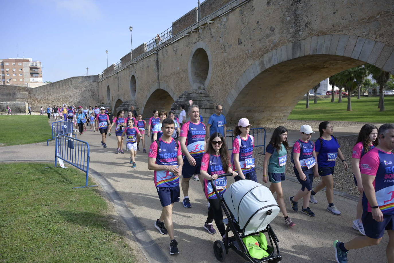 La marcha solidaria de Badajoz Inclusivo, en imágenes