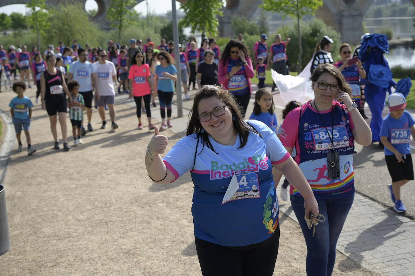 La marcha solidaria de Badajoz Inclusivo, en imágenes