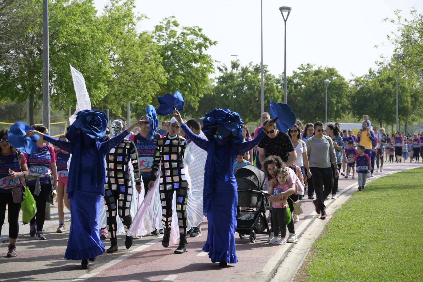 La marcha solidaria de Badajoz Inclusivo, en imágenes