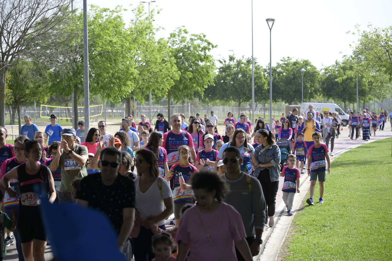 La marcha solidaria de Badajoz Inclusivo, en imágenes