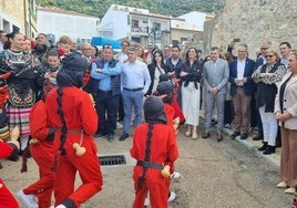 Los Diablucos danzaron ante vecinos y autoridades presentes.