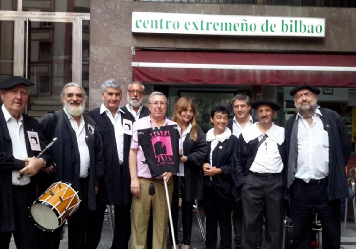 Integrantes del Centro Extremeño de Bilbao, con su presidente, Juan Carlos Rastrollo (5º por la izquierda).