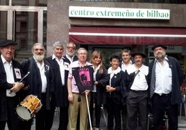 Integrantes del Centro Extremeño de Bilbao, con su presidente, Juan Carlos Rastrollo (5º por la izquierda).