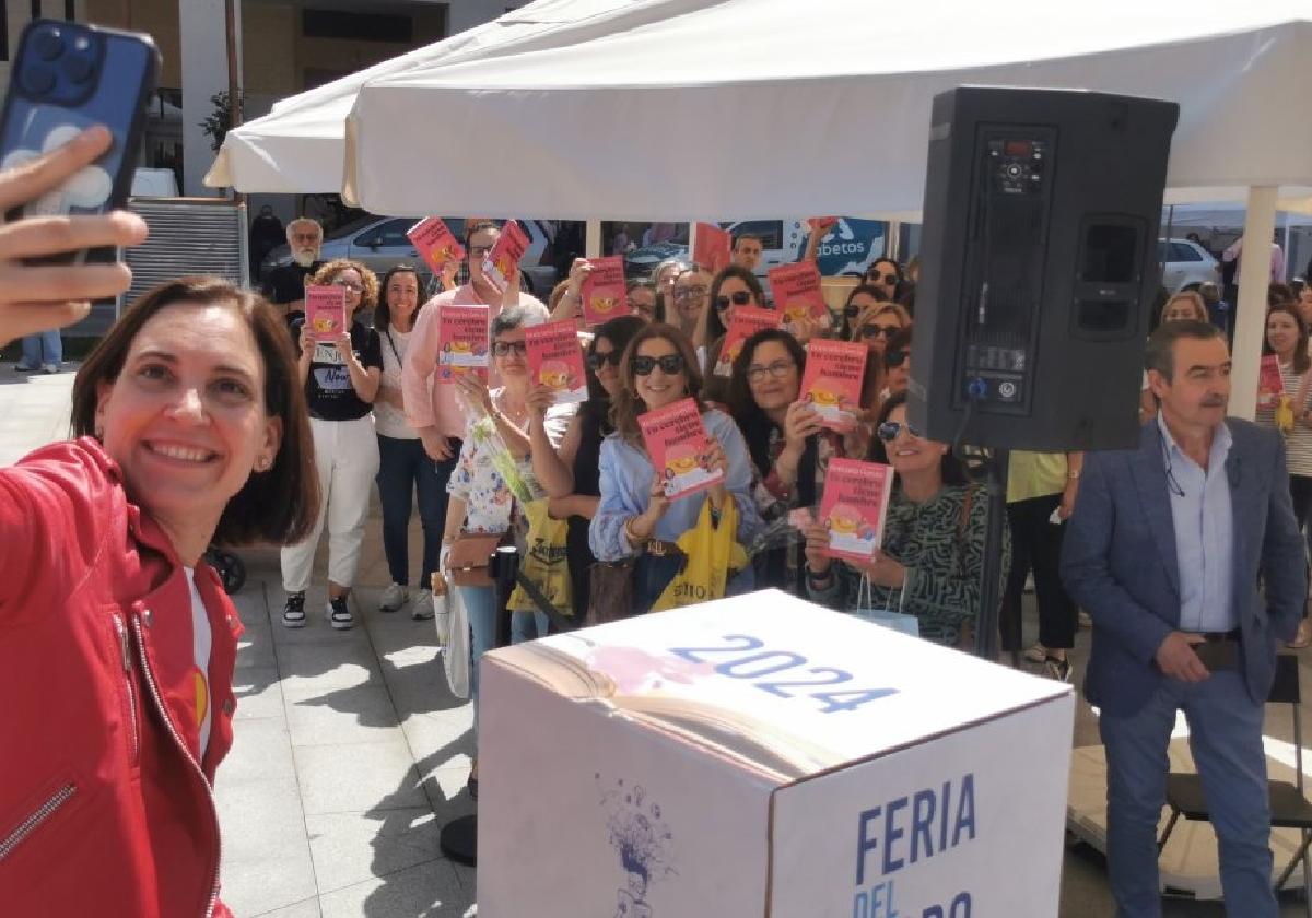 Boticaria García se fotografió con las personas que aguardaban para su firma de libros.