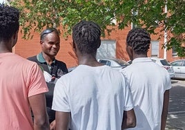 Ibrahim, Mamba y Bala conversan con Musa, un vecino de Mérida que habla wólof.