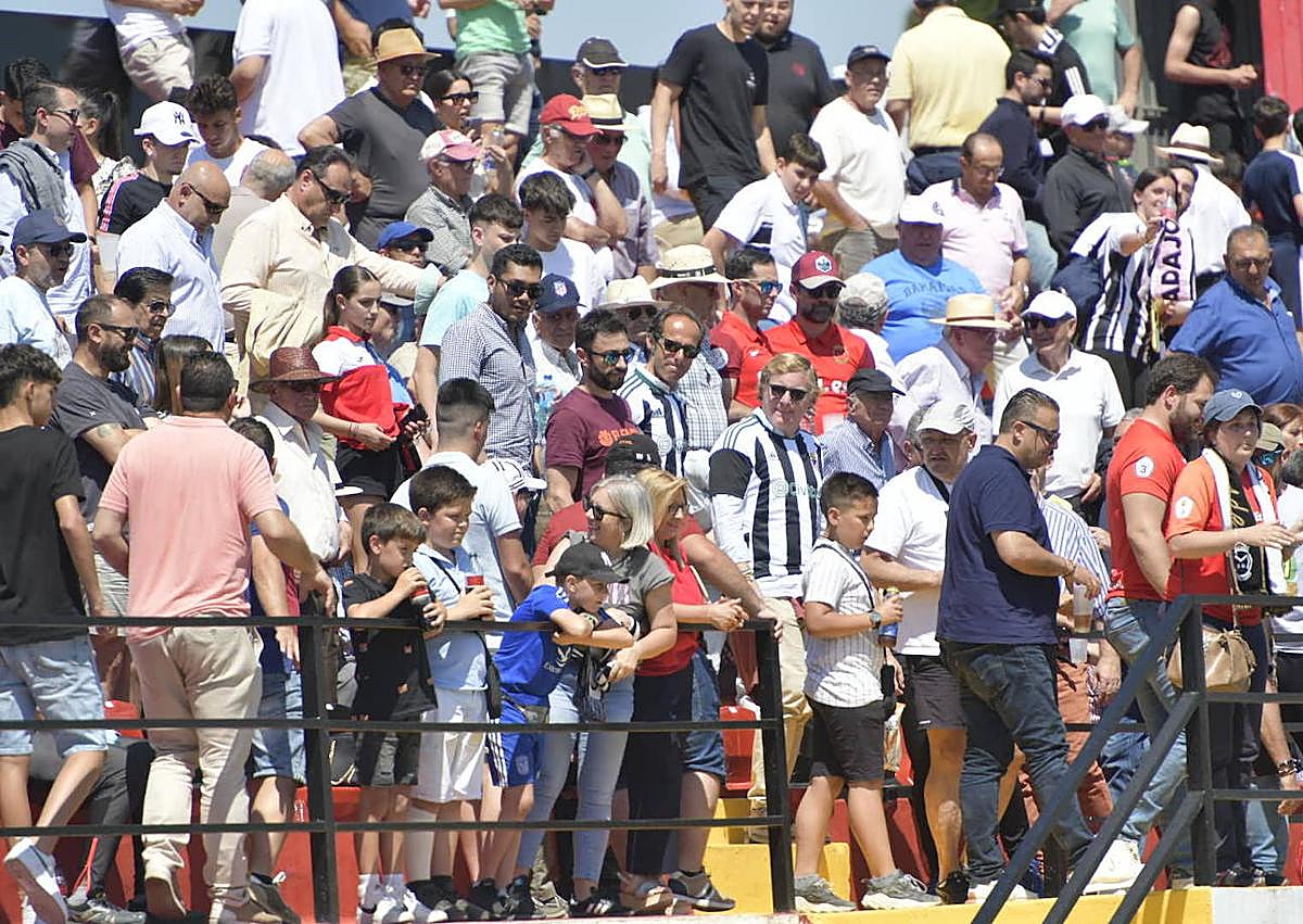 Imagen secundaria 1 - Ejercicio de supervivencia del Badajoz en Montijo