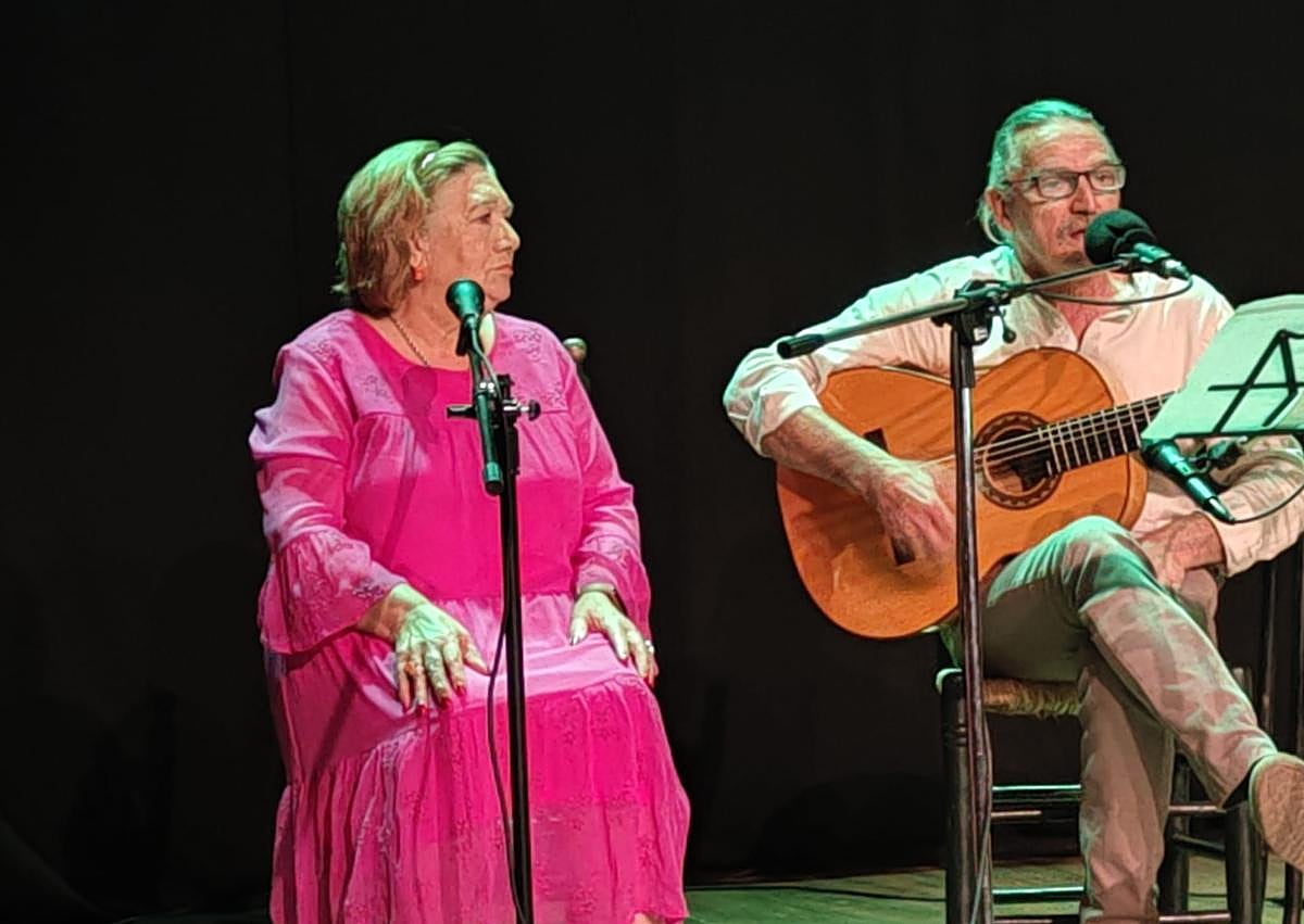 Imagen secundaria 1 - Arriba, participantes en la velada poético-musical posterior al evento organizado por la Asociación de Jubilados y Pensionistas. Abajo, la cantaora Mari Carmen Torrado, el guitarrista José Manuel Trejo y el cantautor Antonio Requena.