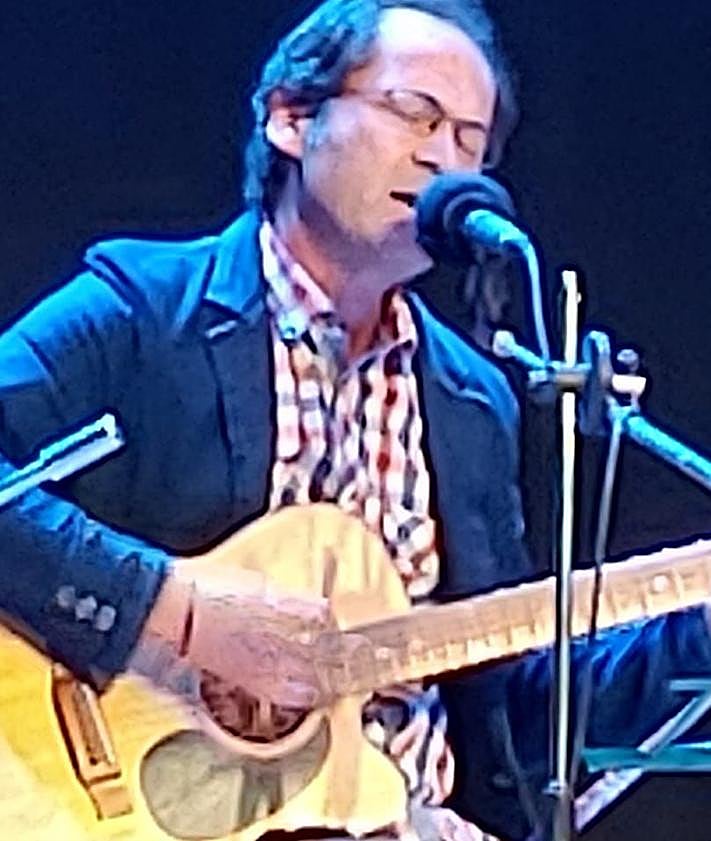 Imagen secundaria 2 - Arriba, participantes en la velada poético-musical posterior al evento organizado por la Asociación de Jubilados y Pensionistas. Abajo, la cantaora Mari Carmen Torrado, el guitarrista José Manuel Trejo y el cantautor Antonio Requena.