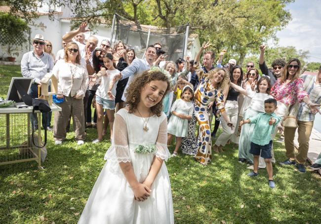 Emma Serrano, durante la celebración de su comunión este sábado en Badajoz, junto a sus familiares y amigos.