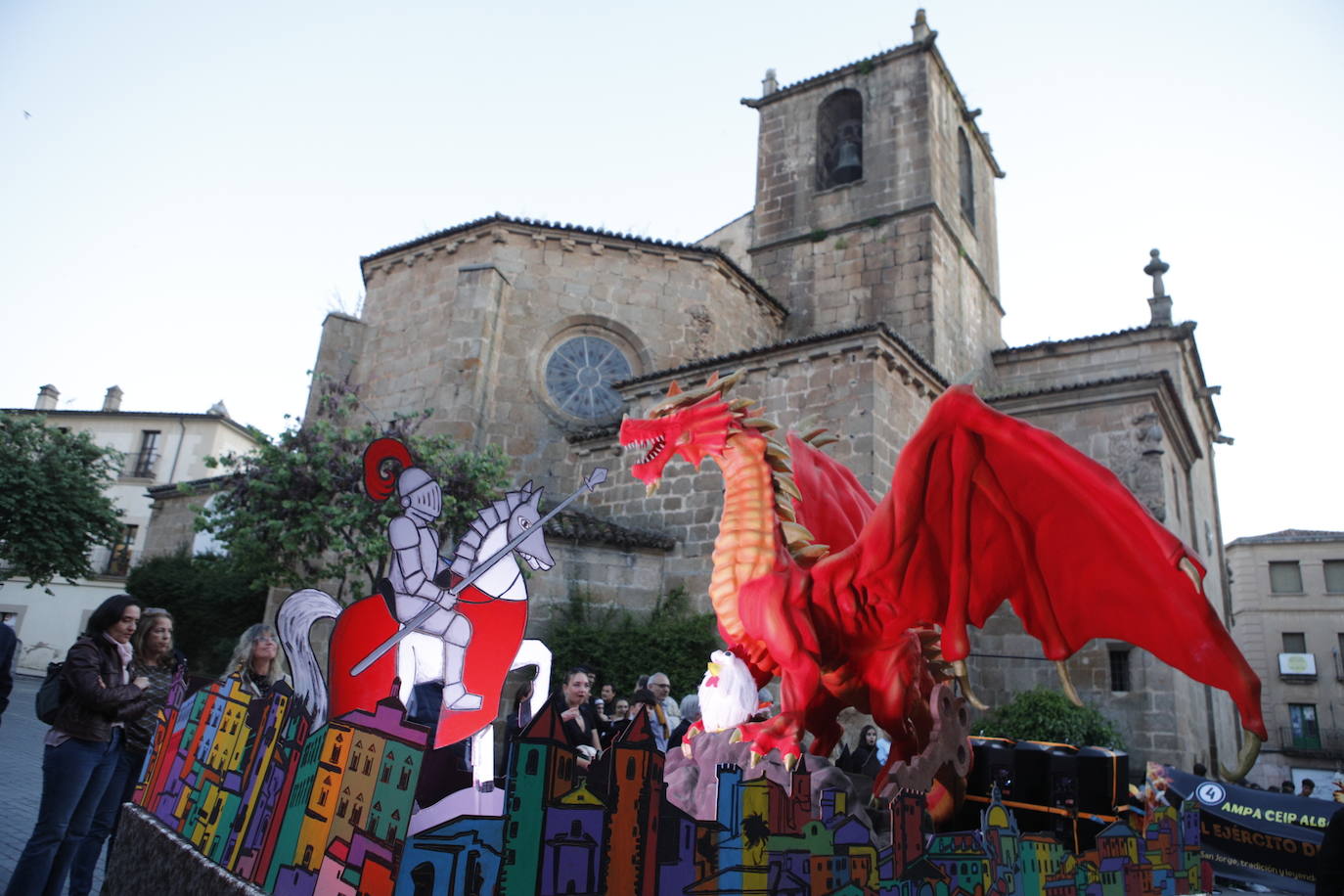 Las mejores imágenes del desfile de San Jorge en Cáceres