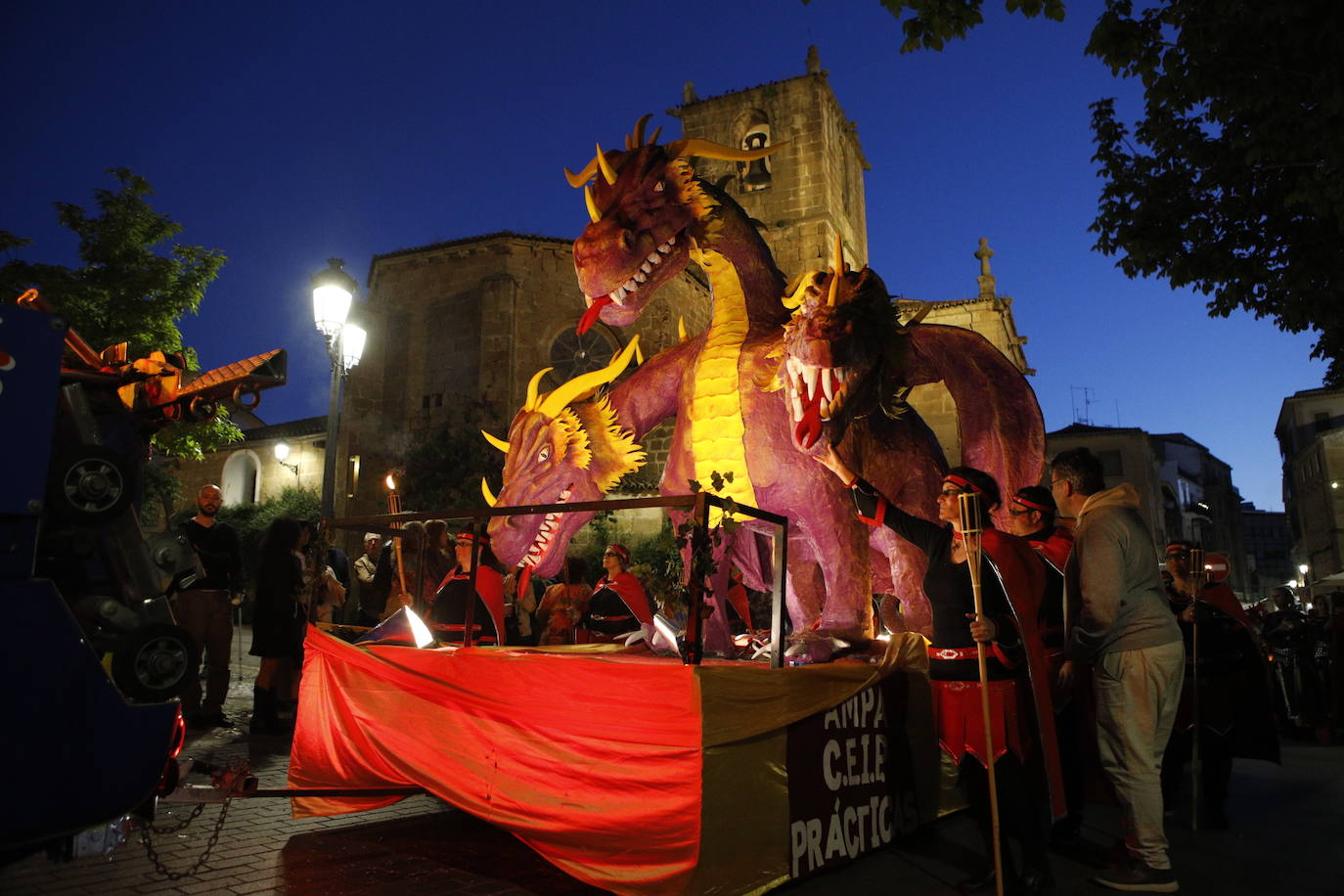 Las mejores imágenes del desfile de San Jorge en Cáceres