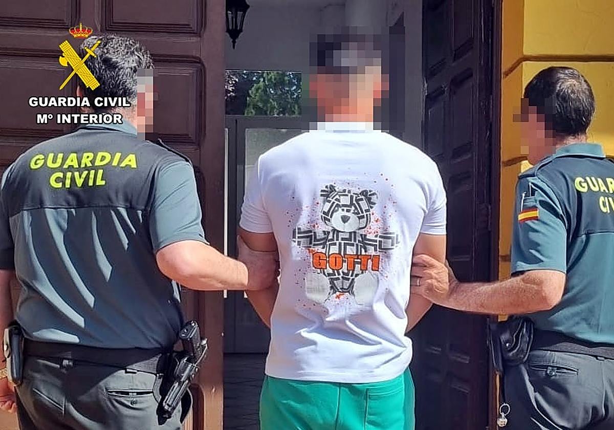 Un momento del arresto.