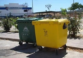 Contenedores de Promedio en una de las paradas de basura de Fregenal.