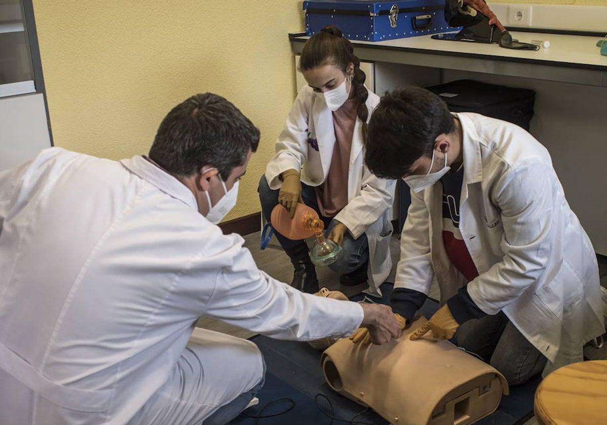 Imagen de una clase práctica de la Facultad de Medicina de la Universidad de Extremadura.