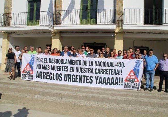 Protesta de alcaldes en 2019 de la N-430 en Navalvillar de Pela para solicitar que la carretera se convierta en autovía.