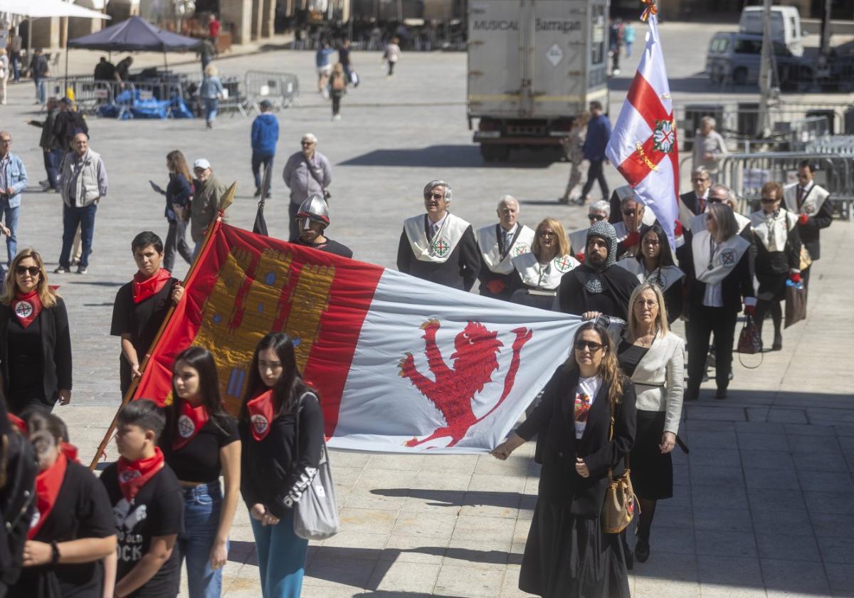 Traslado «histórico» del pendón de San Jorge, ayer, al Ayuntamiento.