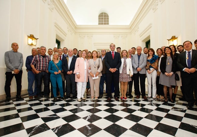 Imagen de la corporación municipal junto a los trabajadores jubilados.