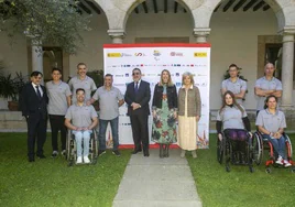 Deportistas, María Guardiola y representantes del Comité Paralímpico.
