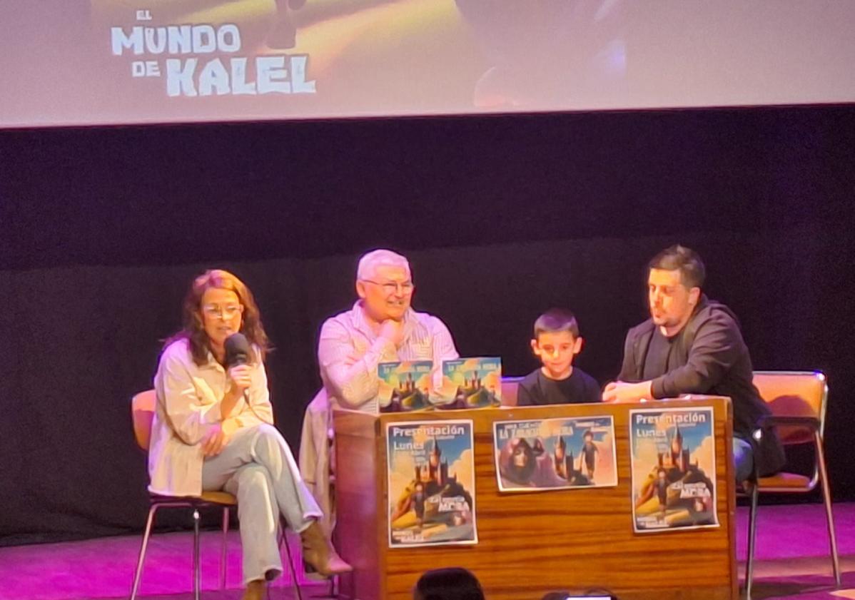 Imagen principal - Arriba, presentación del minicuento 'La Zaragutía Mora'. Abajo, secuencia de la versión audiovisual del cuento y la familia Piñana-Trejo.