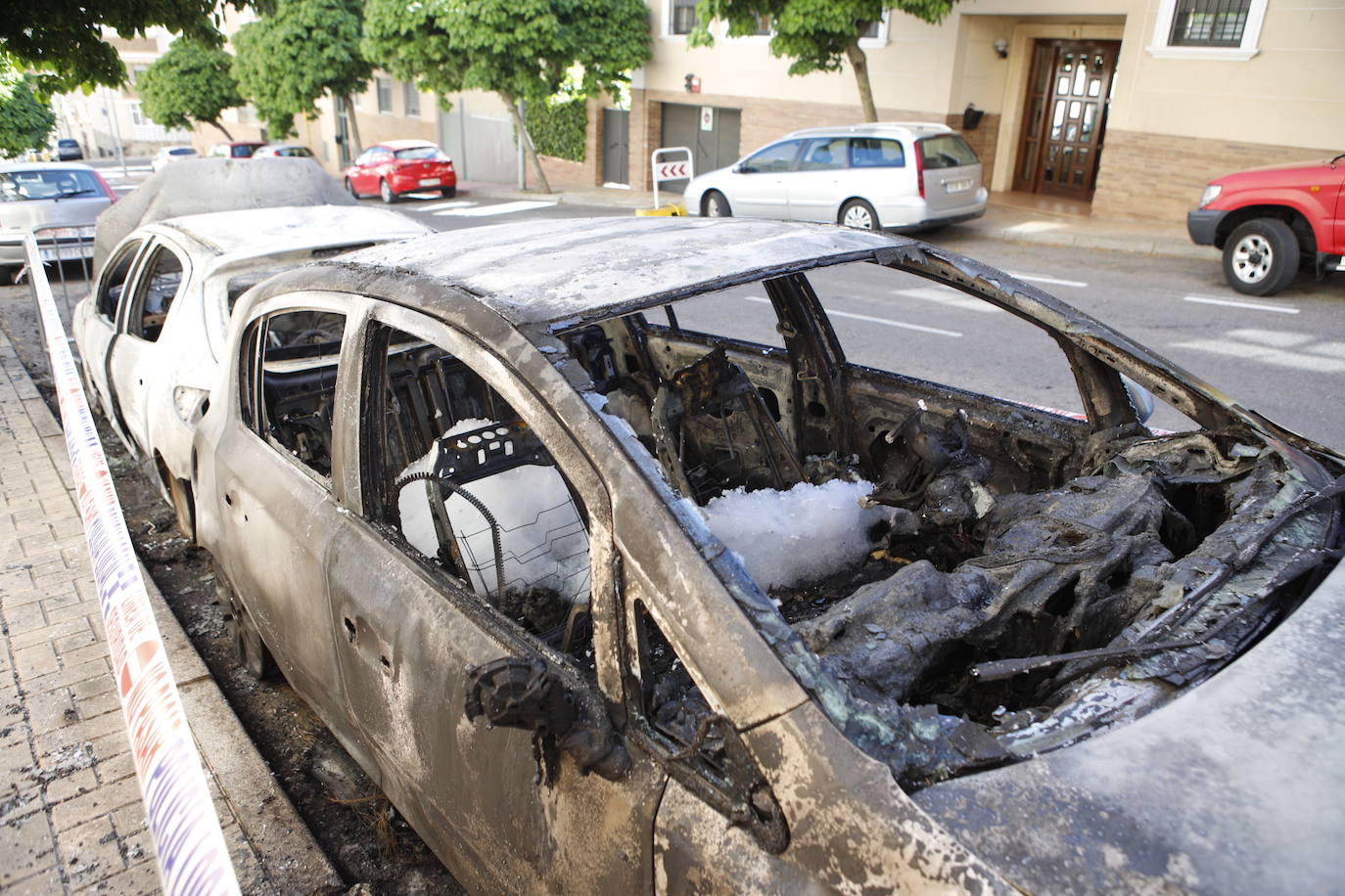 Así han quedado los dos vehículos que han ardido en el R-66 de Cáceres