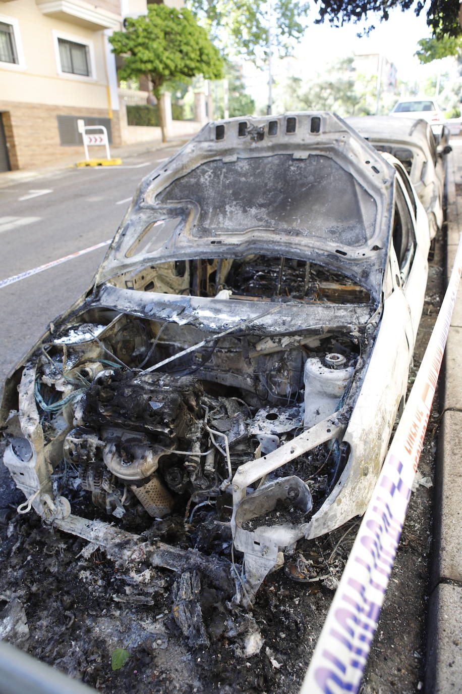 Así han quedado los dos vehículos que han ardido en el R-66 de Cáceres