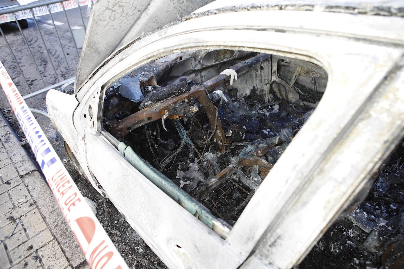 Así han quedado los dos vehículos que han ardido en el R-66 de Cáceres