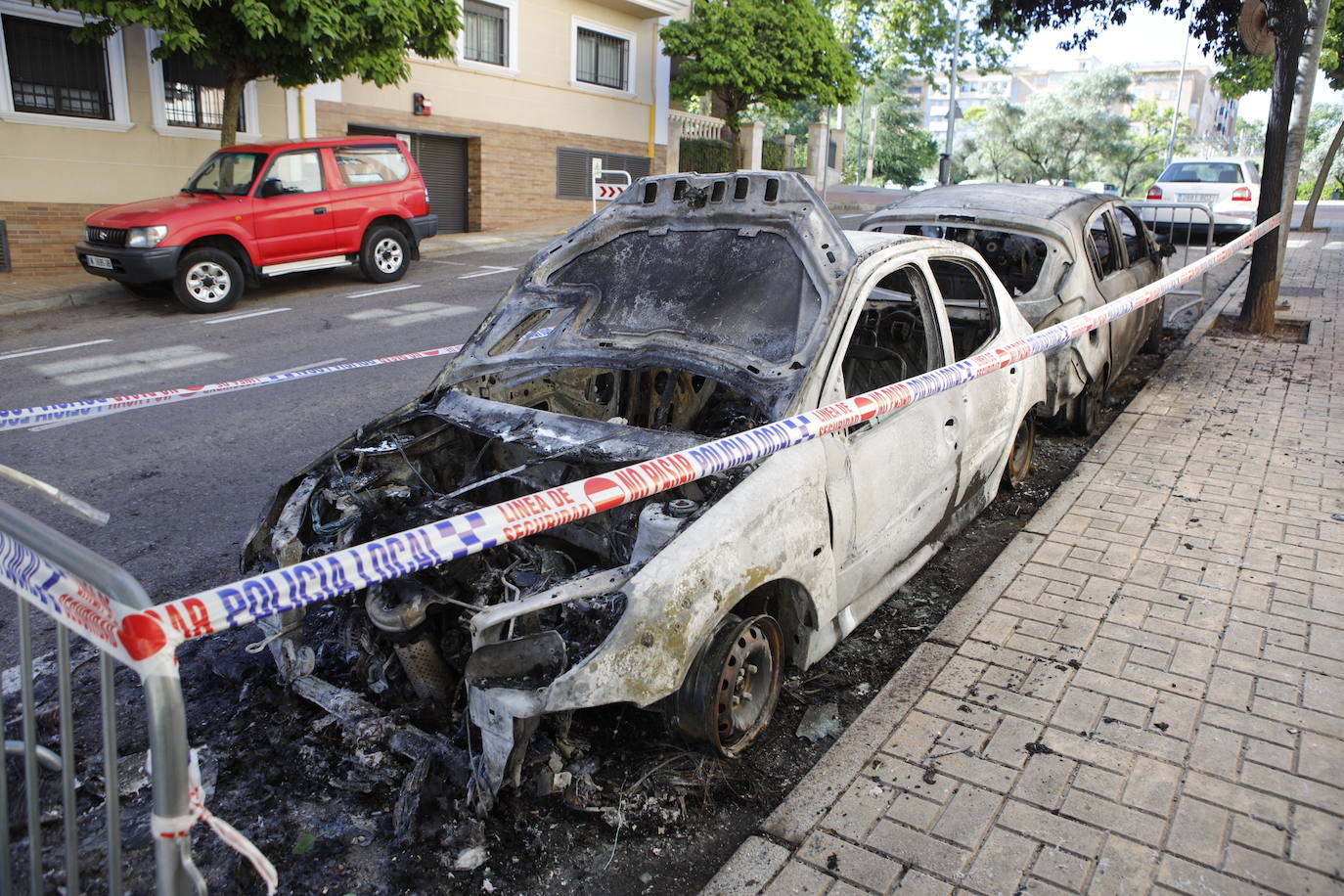 Así han quedado los dos vehículos que han ardido en el R-66 de Cáceres