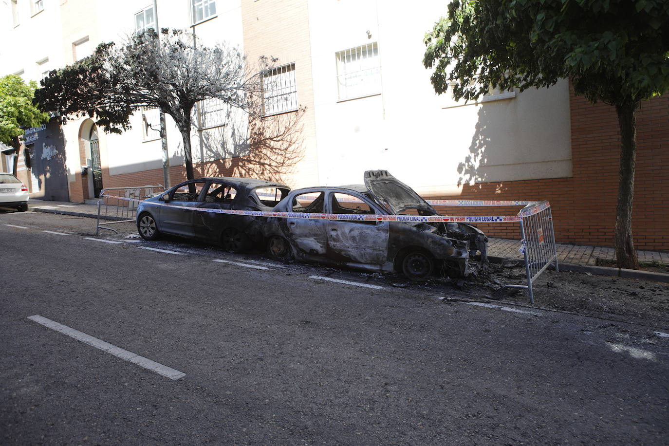 Así han quedado los dos vehículos que han ardido en el R-66 de Cáceres