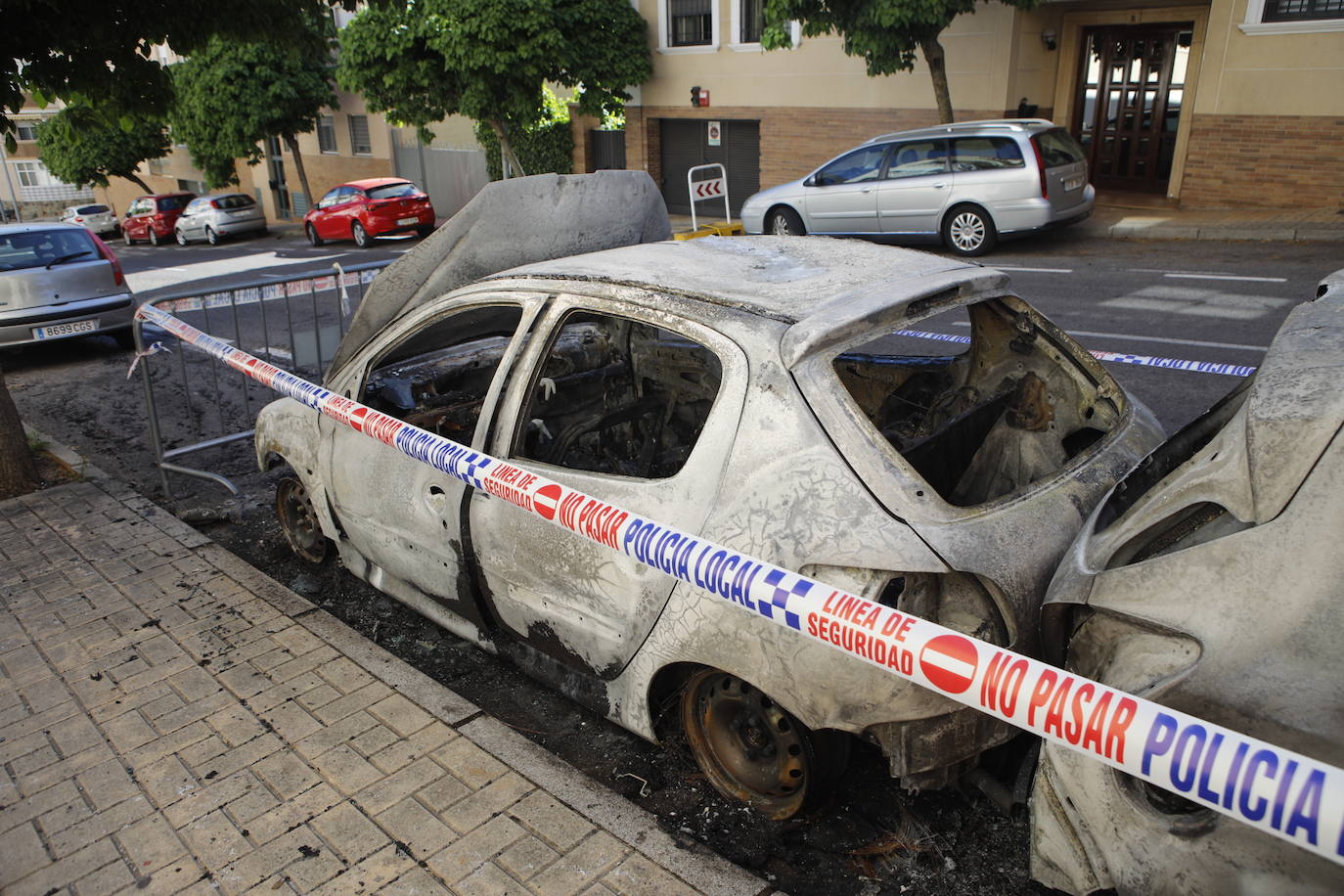 Así han quedado los dos vehículos que han ardido en el R-66 de Cáceres