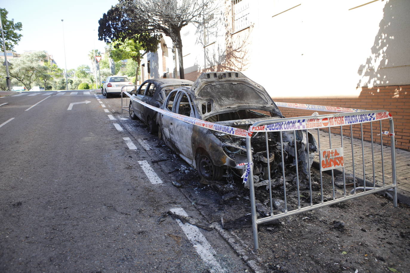 Así han quedado los dos vehículos que han ardido en el R-66 de Cáceres