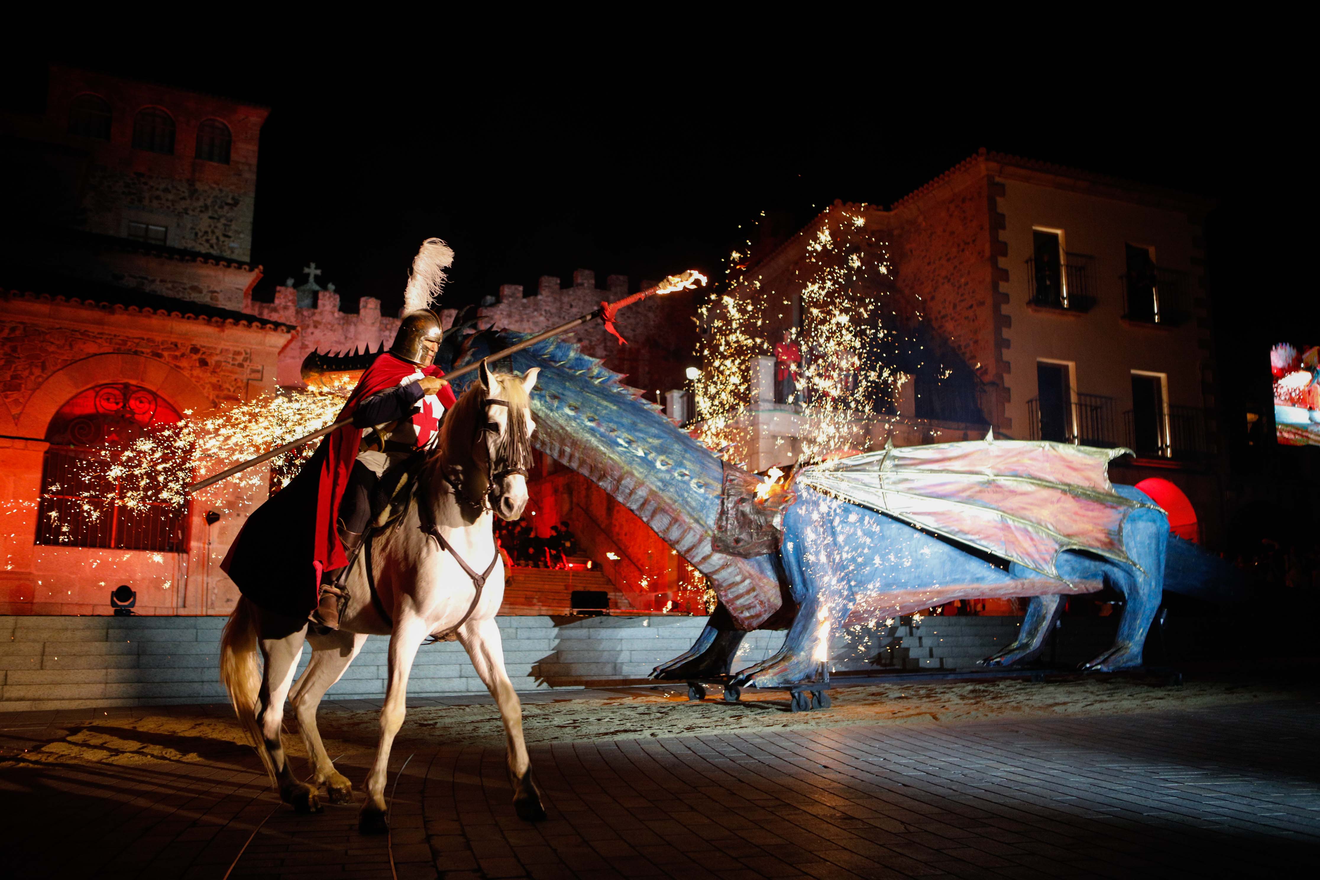 Imágenes de la quema del dragón en el desfile de San Jorge