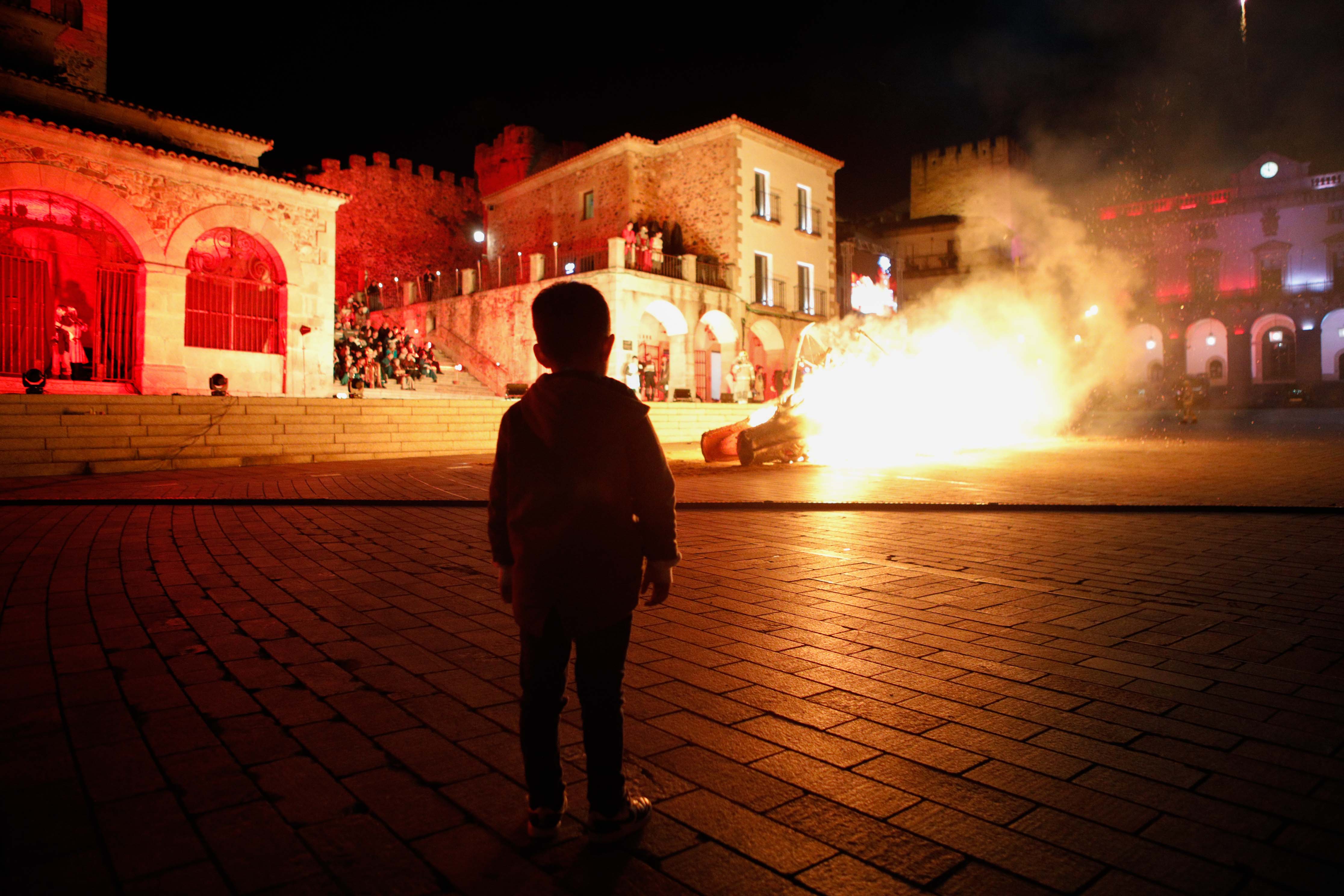 Imágenes de la quema del dragón en el desfile de San Jorge