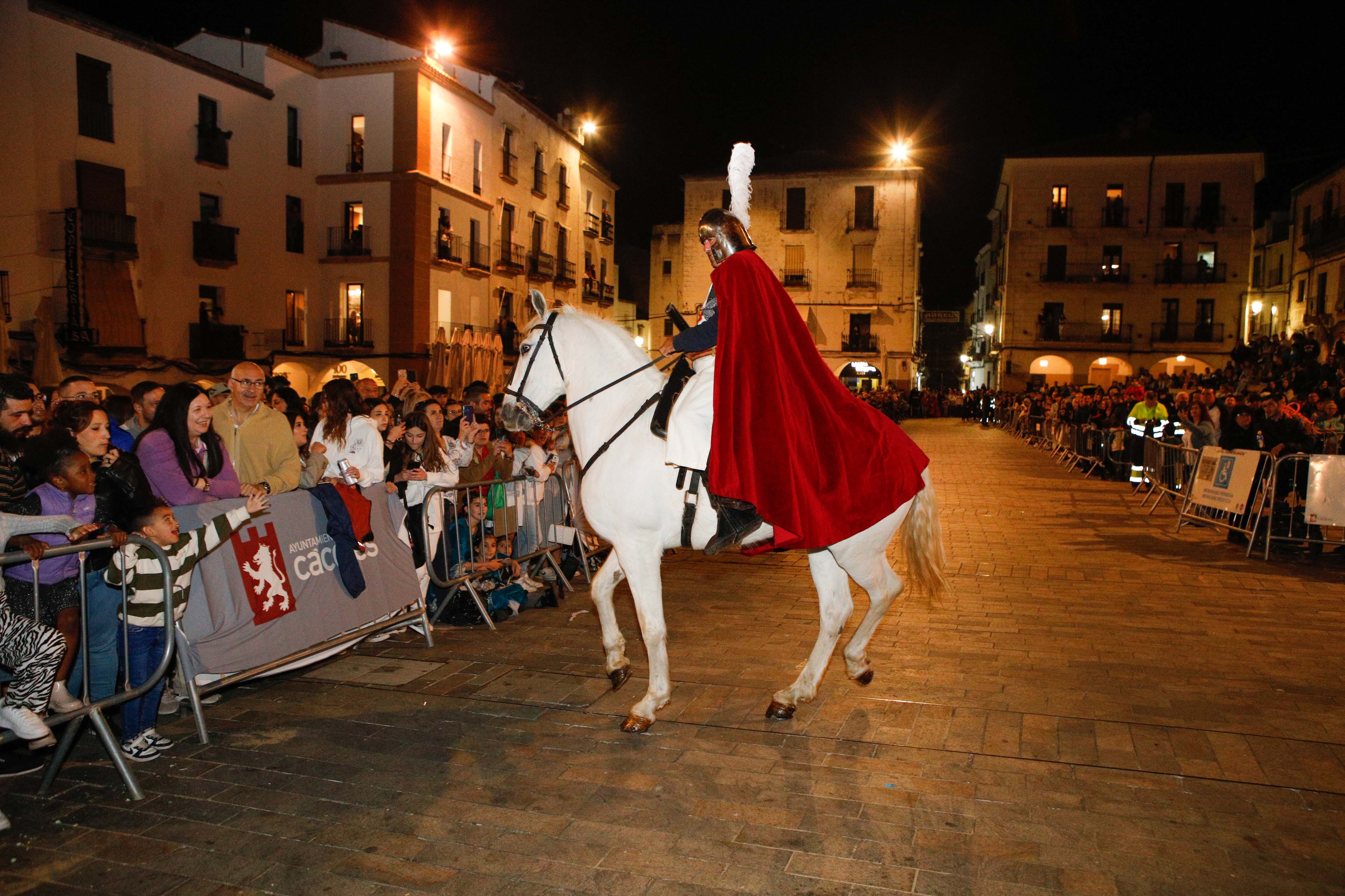 Imágenes de la quema del dragón en el desfile de San Jorge