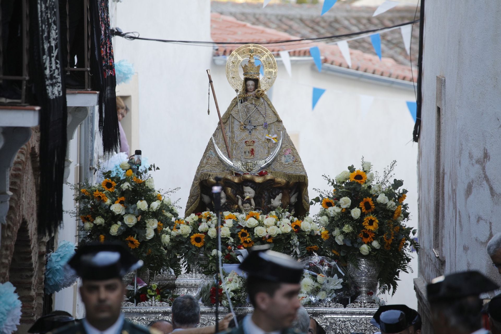 La Virgen de la Montaña recorre las calles del centro de Cáceres