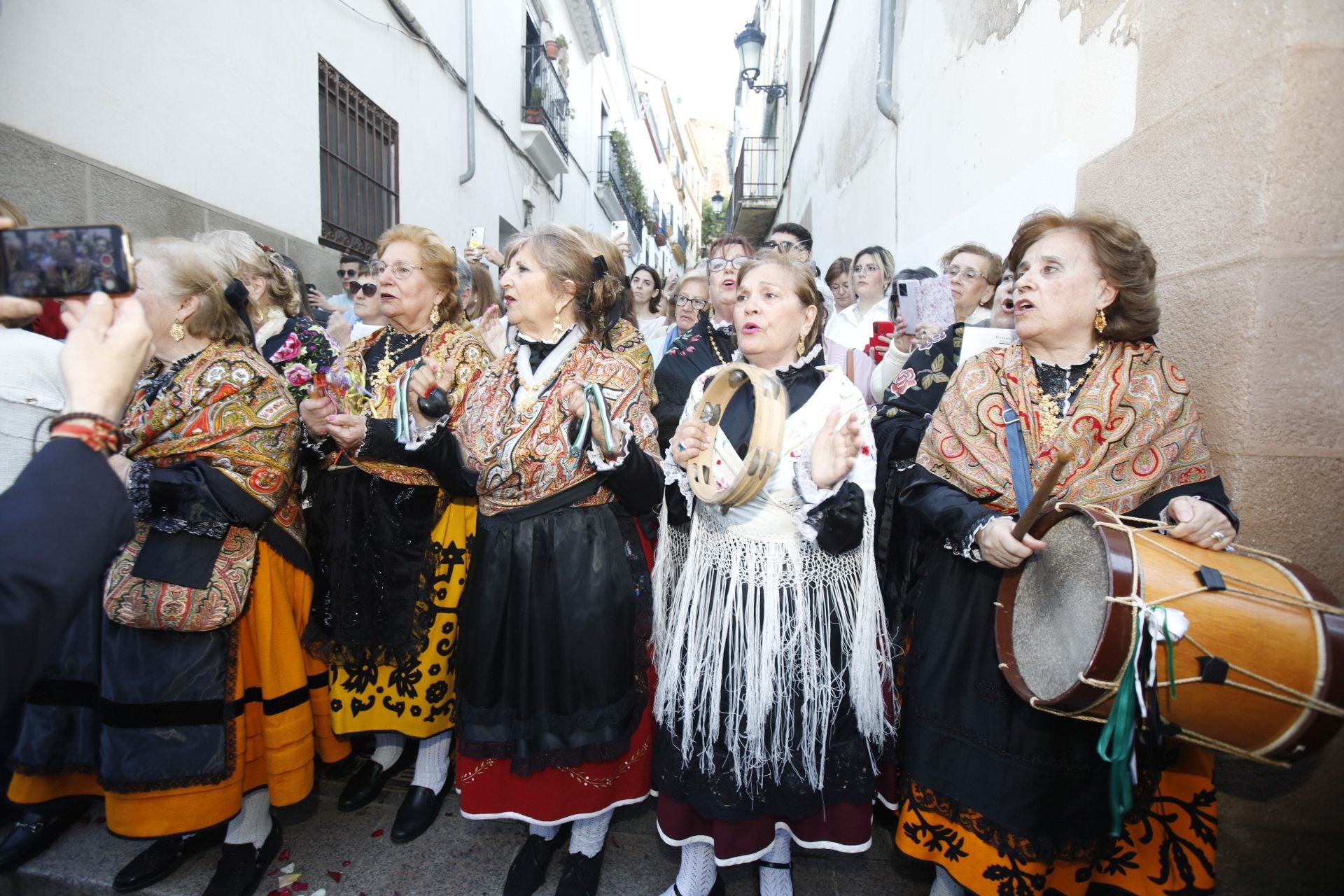 La Virgen de la Montaña recorre las calles del centro de Cáceres