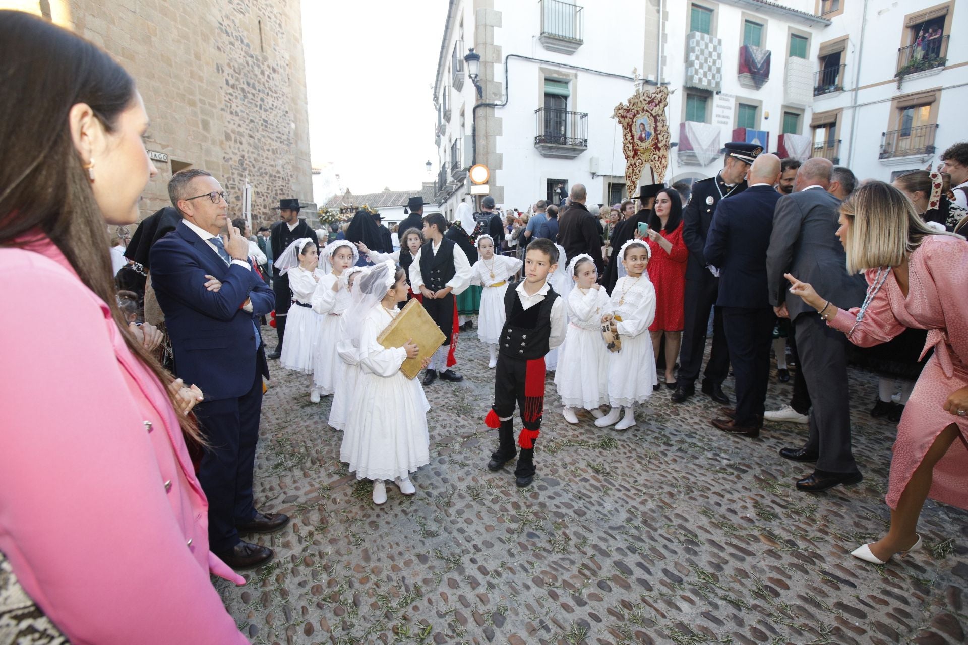 La Virgen de la Montaña recorre las calles del centro de Cáceres