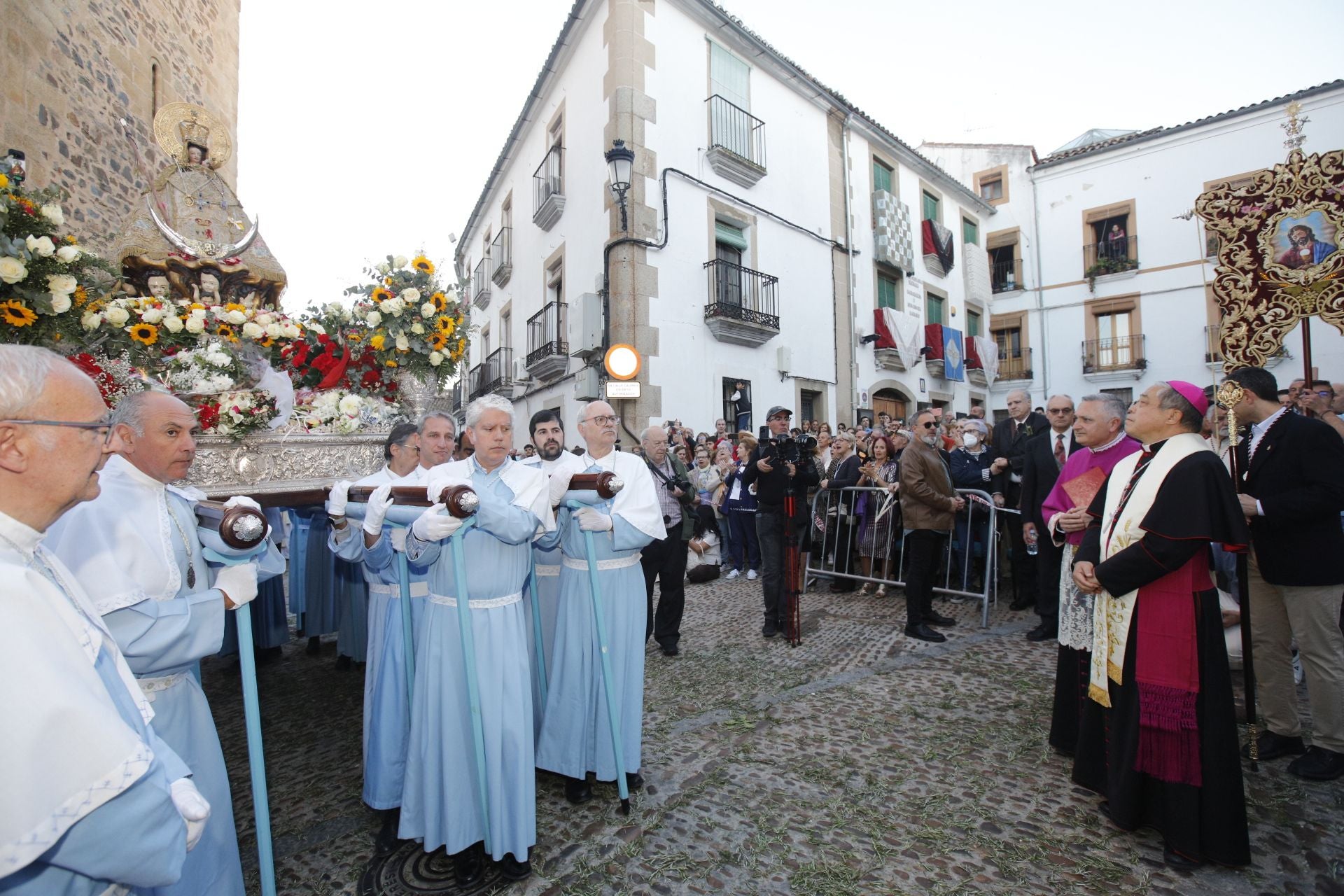 La Virgen de la Montaña recorre las calles del centro de Cáceres