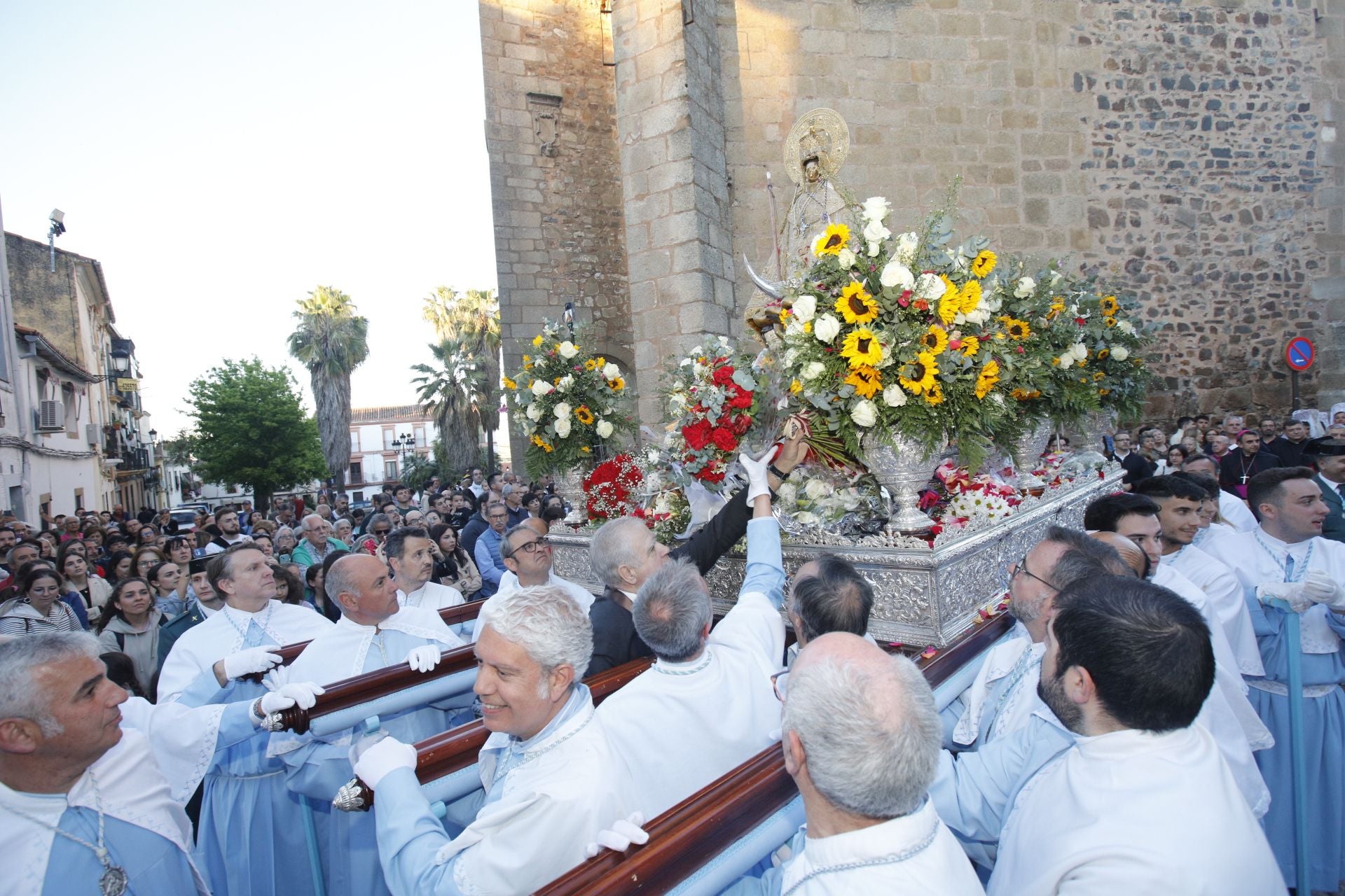 La Virgen de la Montaña recorre las calles del centro de Cáceres