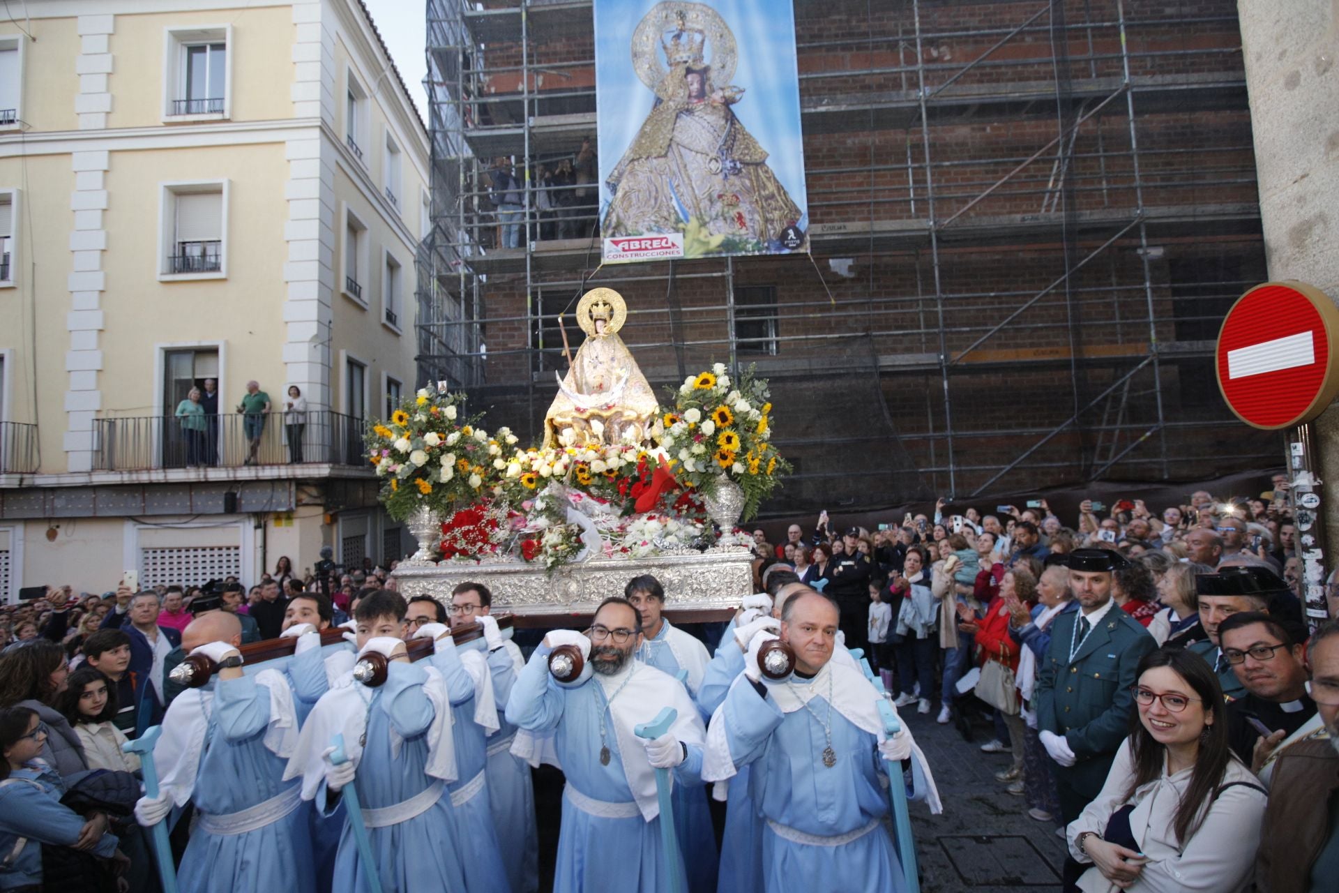 Fotos de la Virgen de la Montaña en la Plaza Mayor de Cáceres