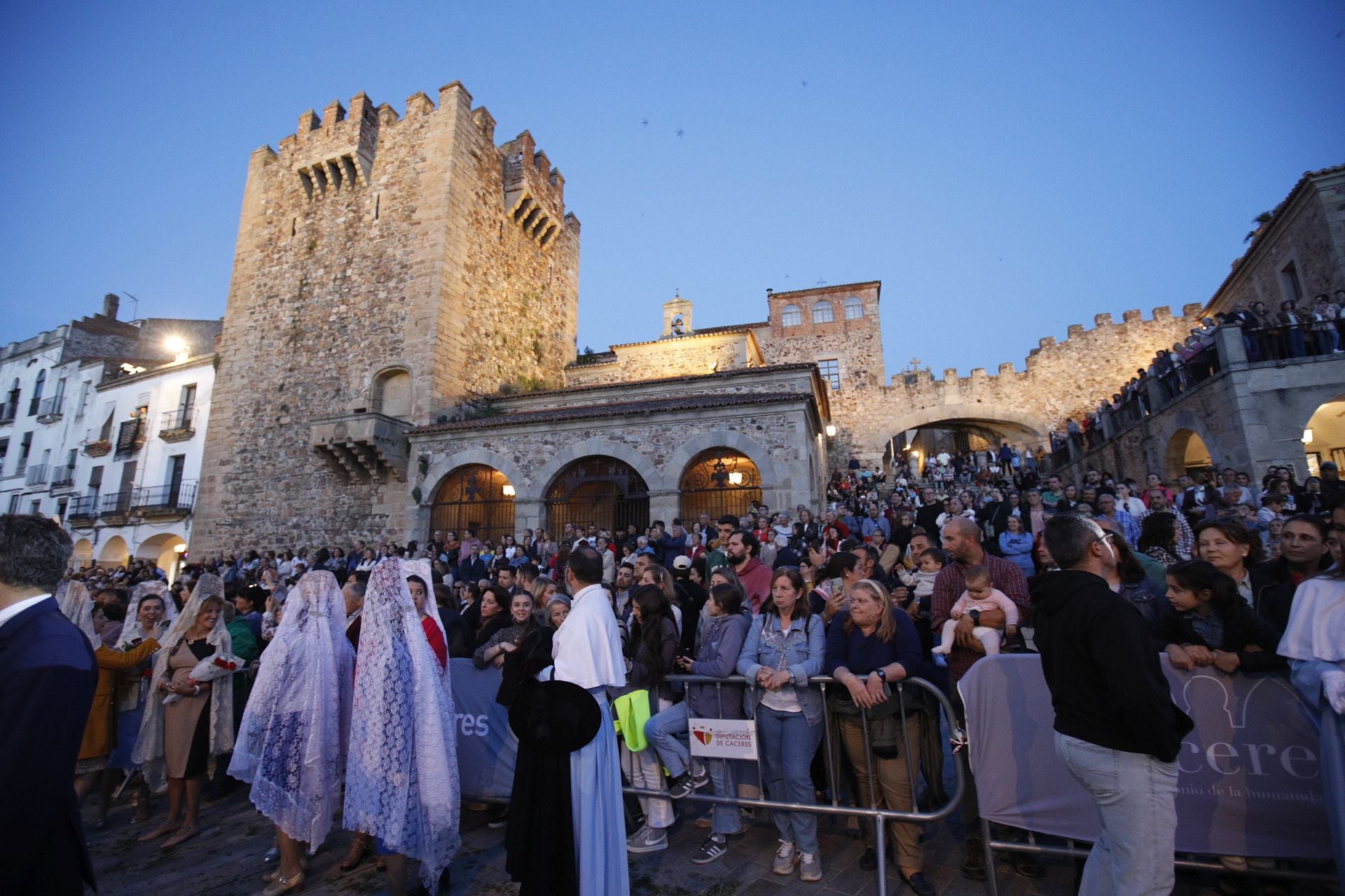 Fotos de la Virgen de la Montaña en la Plaza Mayor de Cáceres