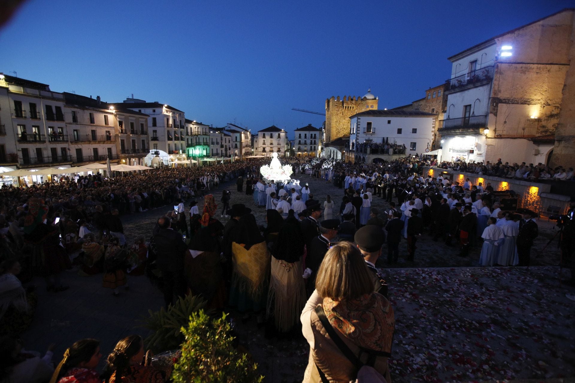 Fotos de la Virgen de la Montaña en la Plaza Mayor de Cáceres