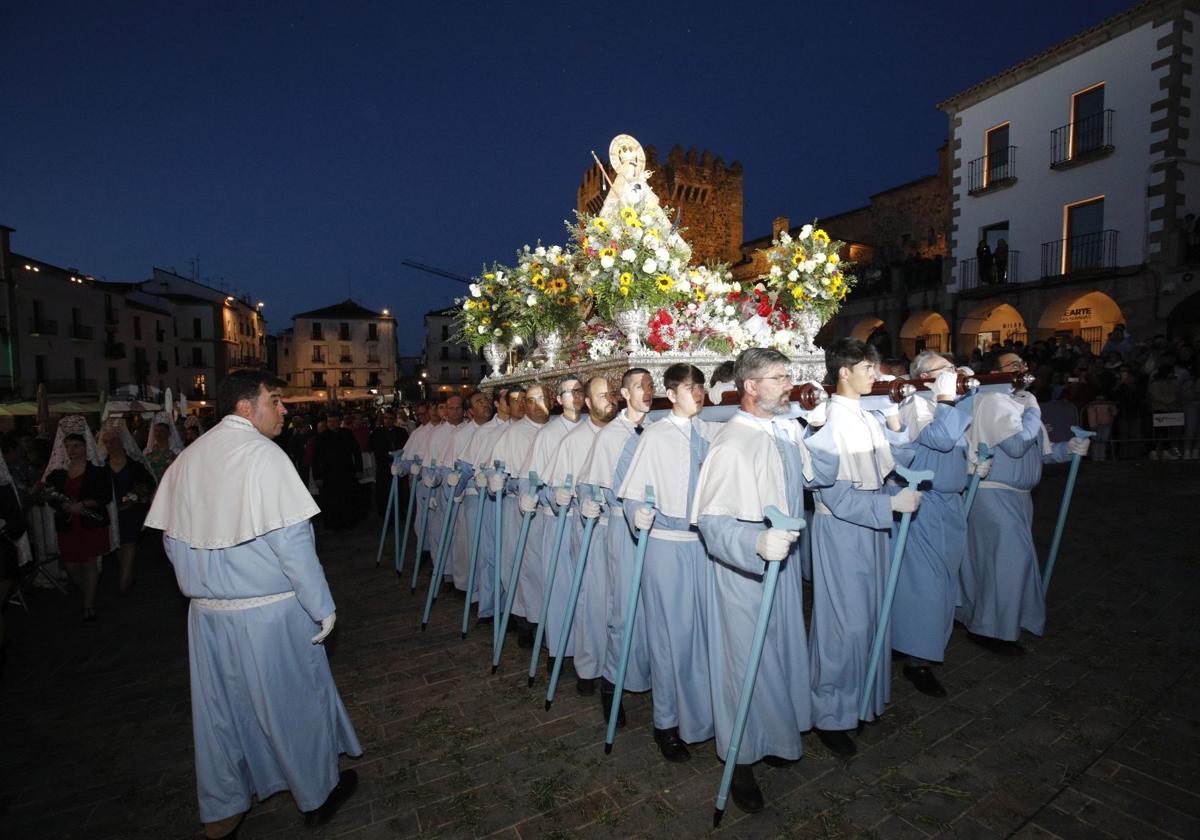 Fotos de la Virgen de la Montaña en la Plaza Mayor de Cáceres