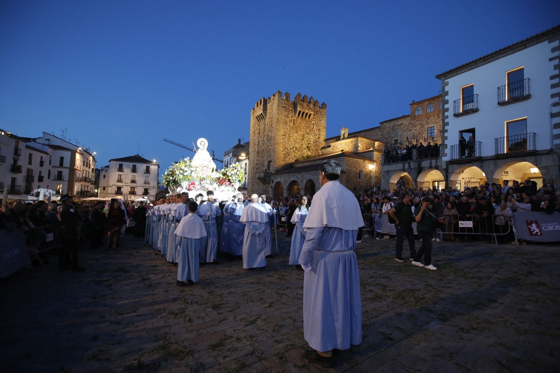 Fotos de la Virgen de la Montaña en la Plaza Mayor de Cáceres