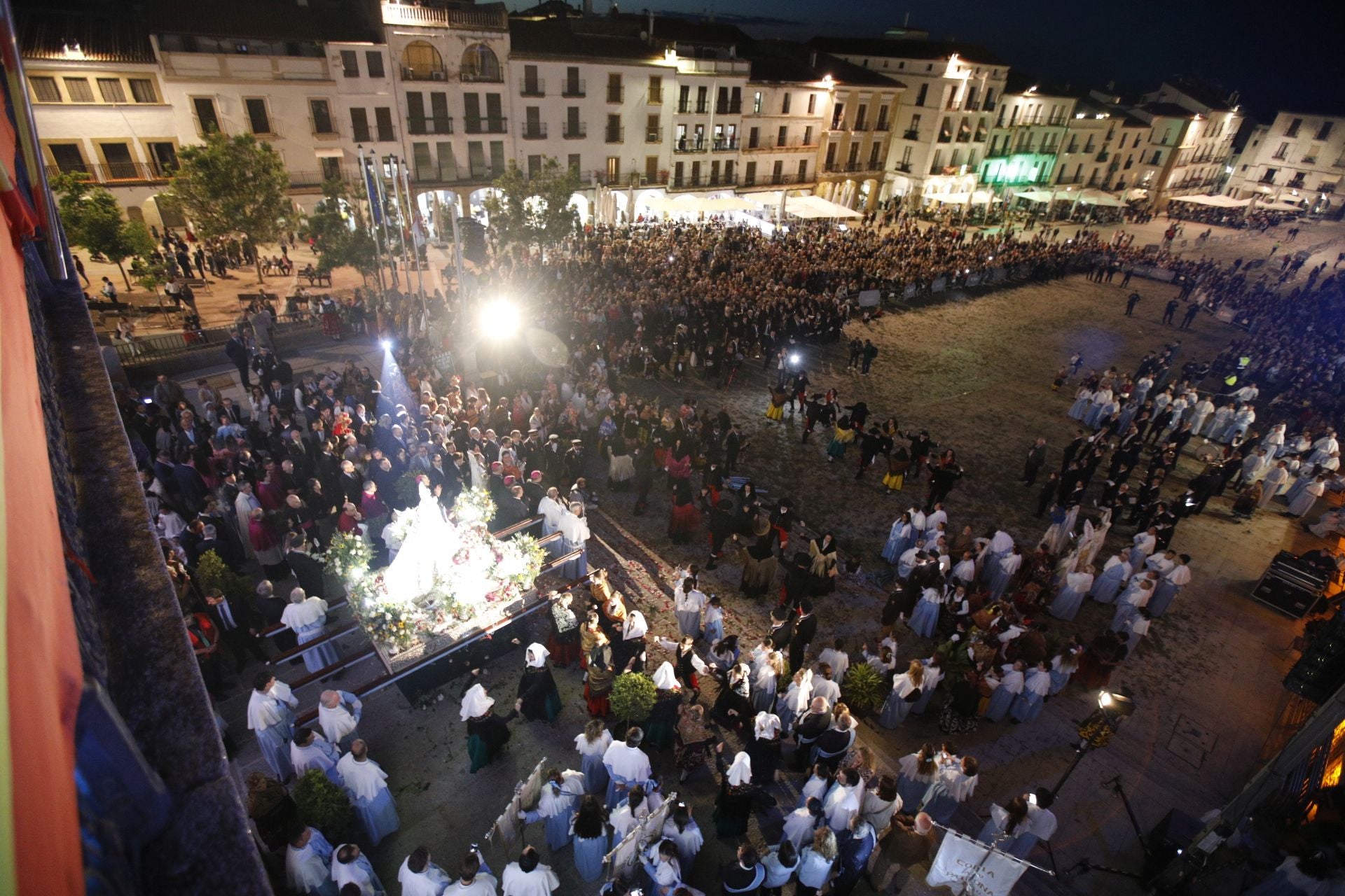 Fotos de la Virgen de la Montaña en la Plaza Mayor de Cáceres