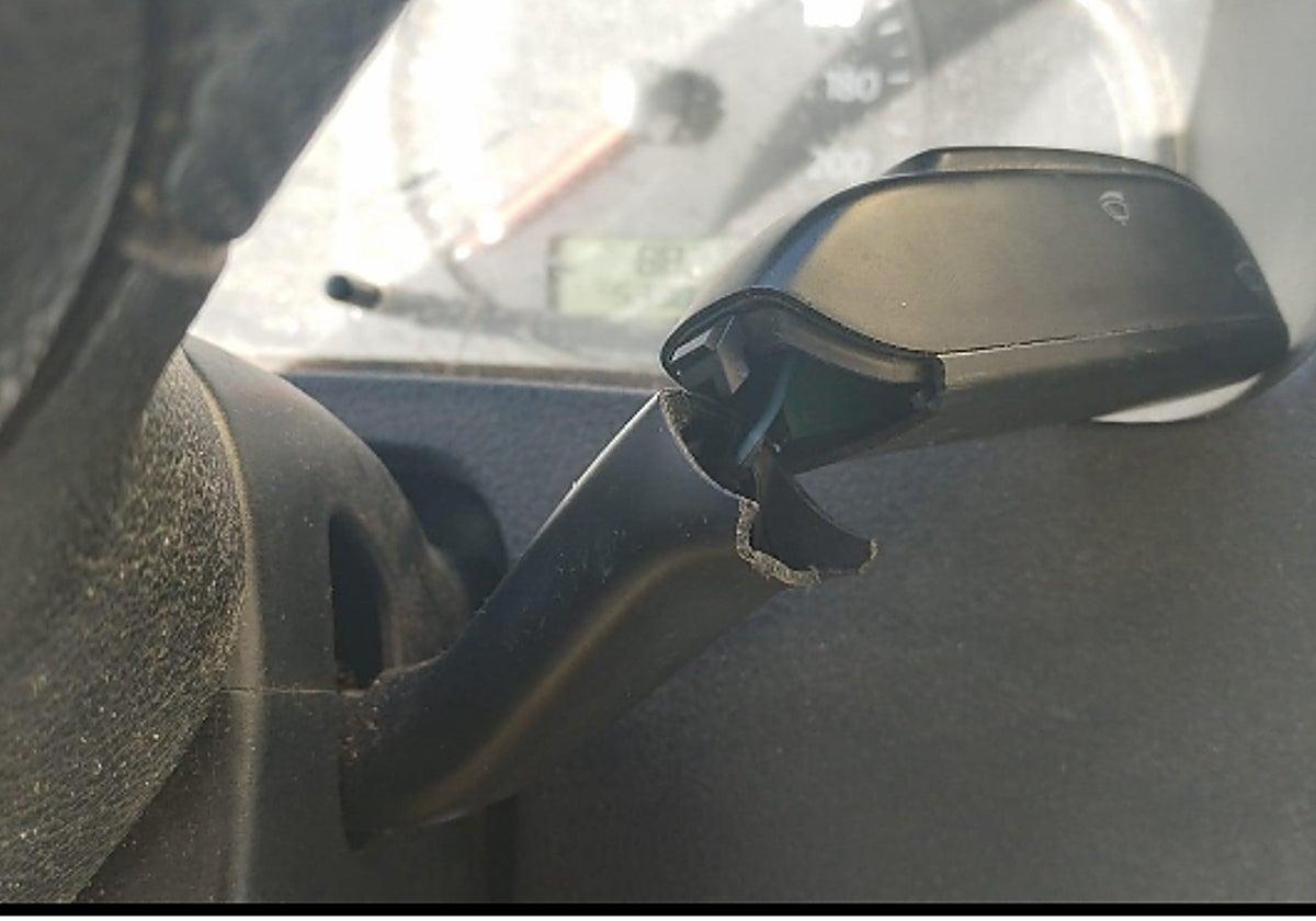 Daños en un vehículo que su titular ha denunciado en Facebook.