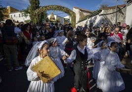 Los niños guiadores del grupo El Redoble esperaron a la patrona en San Marquino.