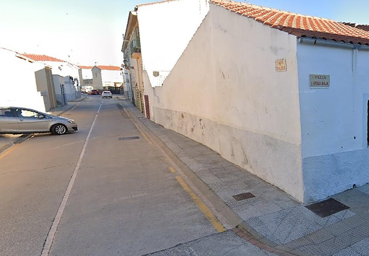 El hombre estaba a escasos metros de su casa, en la calle Larga Baja, cuando se ha visto sorprendido por los dos hombres.