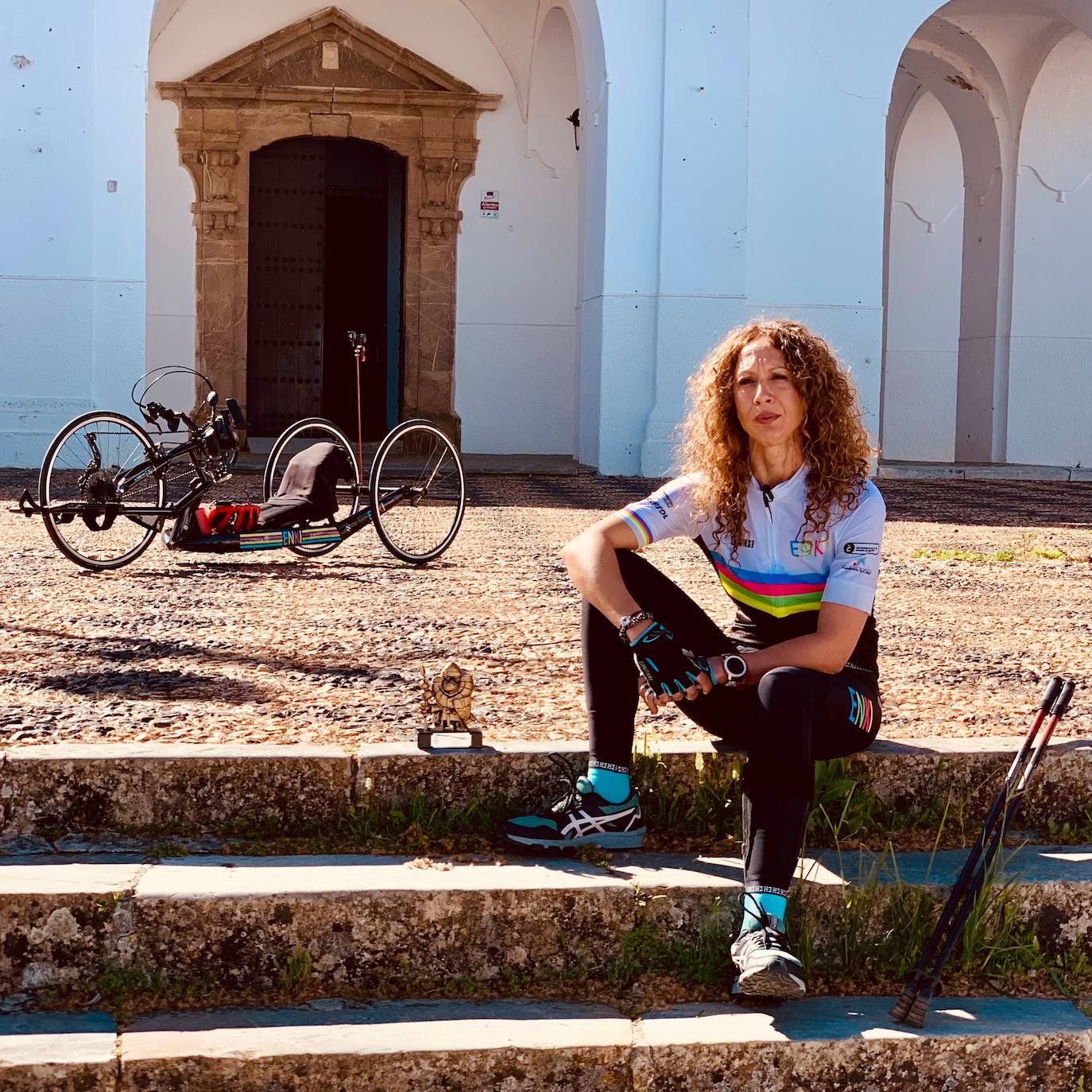 Maribel Toro en su pueblo junto a su trofeo y la Handbike.